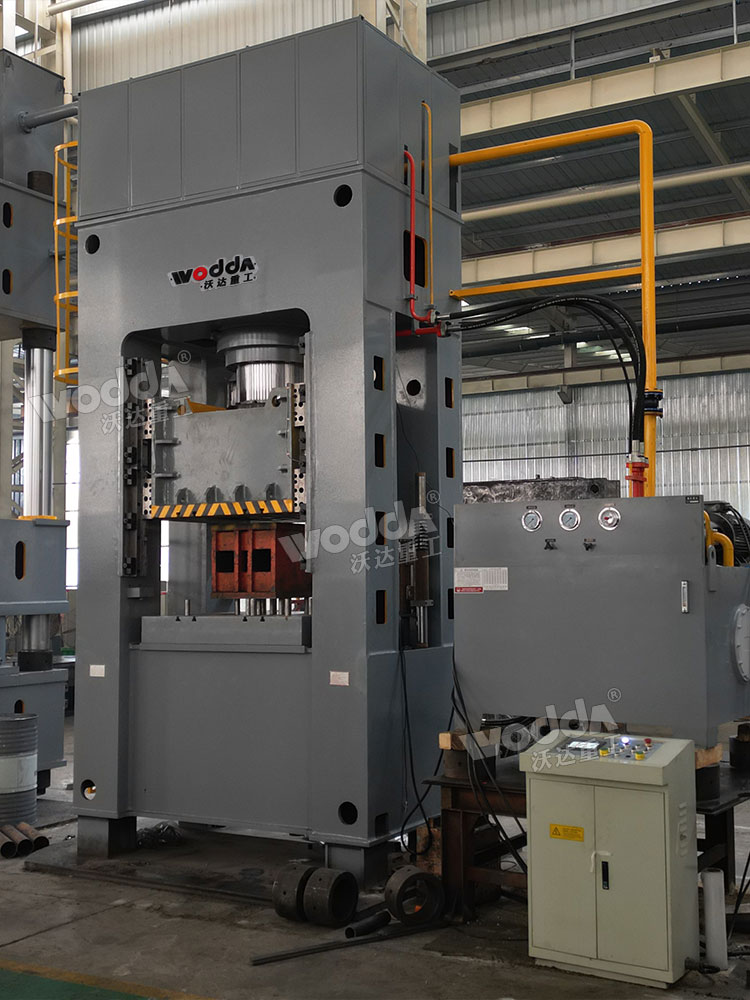 630吨框架式液压机车间实物 630吨框架式液压机车间实物