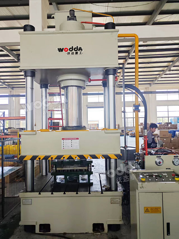 315吨三梁四柱液压机现场 315吨三梁四柱液压机现场