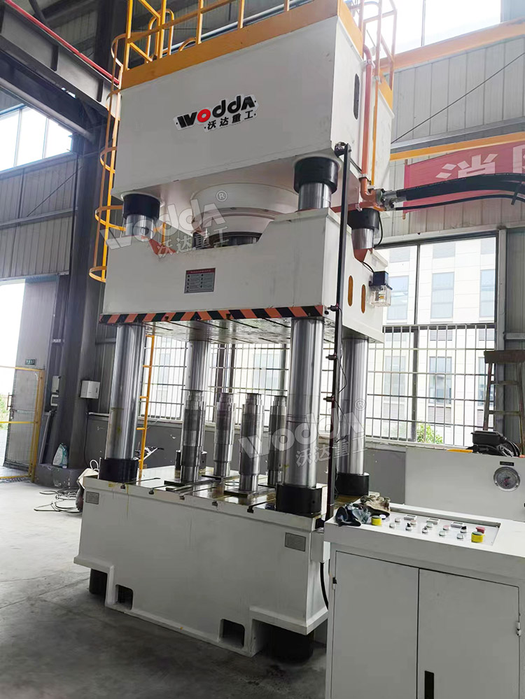 1000吨三梁四柱液压机安装完成 1000吨三梁四柱液压机安装完成