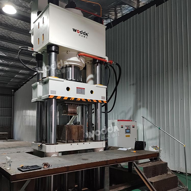 800吨石墨匣钵液压机现场 800吨石墨匣钵液压机现场