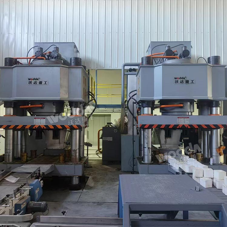 两台牛羊舔砖液压机加工盐砖 两台牛羊舔砖液压机加工盐砖