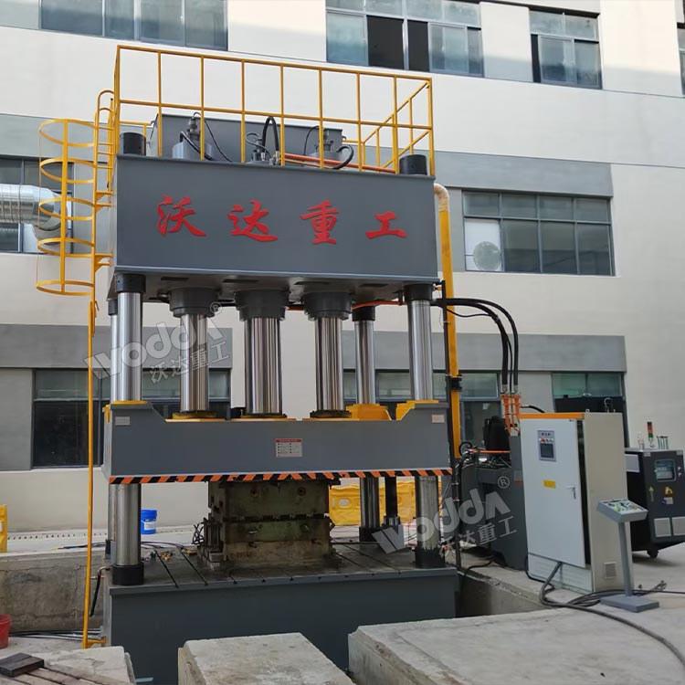 1000吨油压机(三缸) 1000吨油压机(三缸)