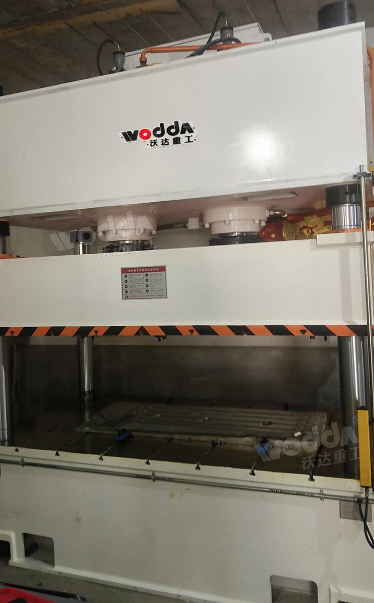 250吨汽车发动机下护板成型液压机 250吨汽车发动机下护板成型液压机