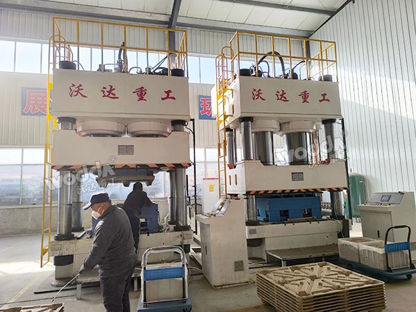 木屑托盘液压机现场 木屑托盘液压机现场