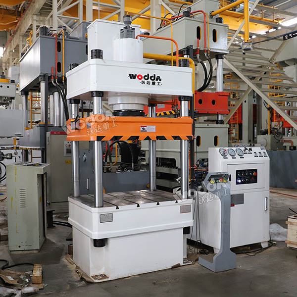 200吨四柱液压机.jpg 200吨四柱液压机.jpg