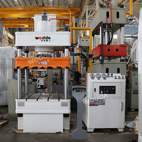 200吨四柱液压机.jpg 200吨四柱液压机.jpg