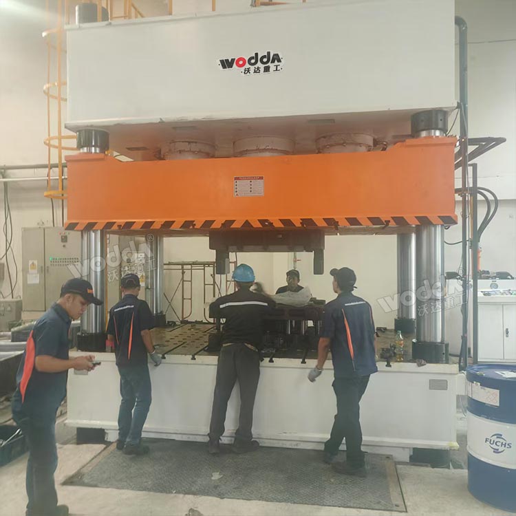 1000吨汽车变速箱油底壳成型机调试现场 1000吨汽车变速箱油底壳成型机调试现场