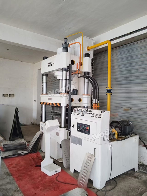 315吨四柱液压机 315吨四柱液压机