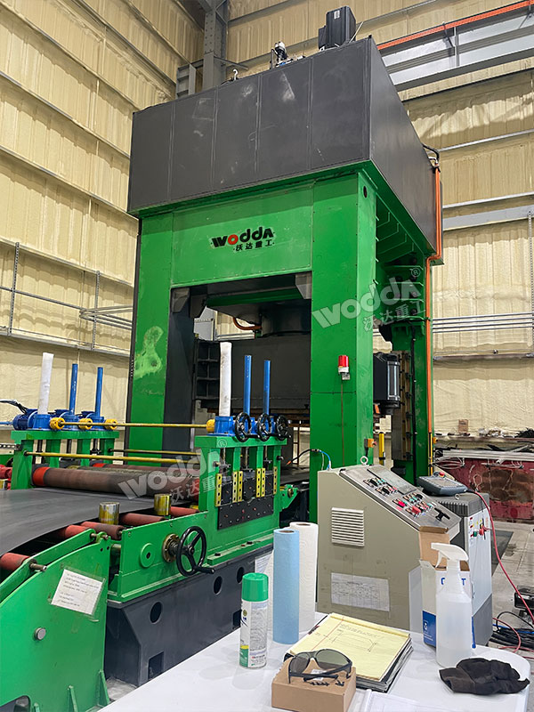 1000吨框架式液压机现场 1000吨框架式液压机现场