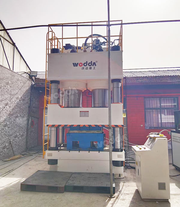 1600吨木屑托盘液压机现场 1600吨木屑托盘液压机现场