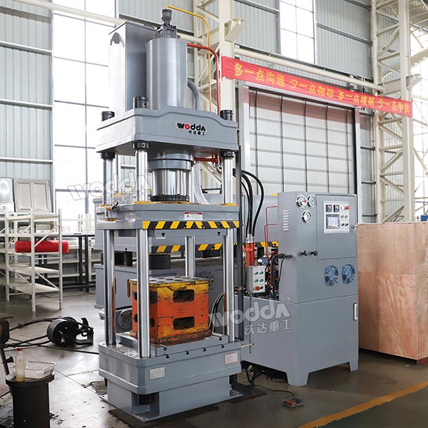 200吨四柱液压机(加热板) 200吨四柱液压机(加热板)