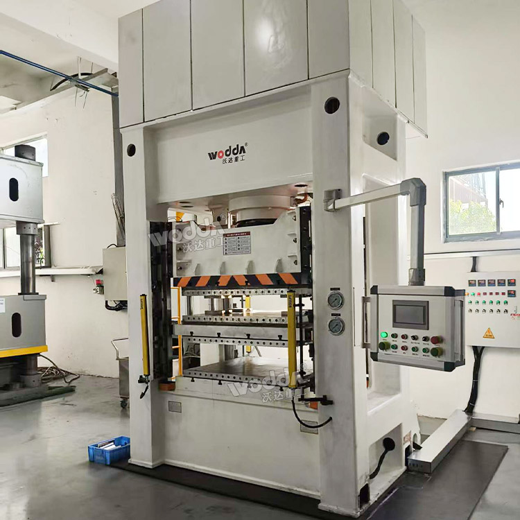 315吨框架式液压机现场 315吨框架式液压机现场