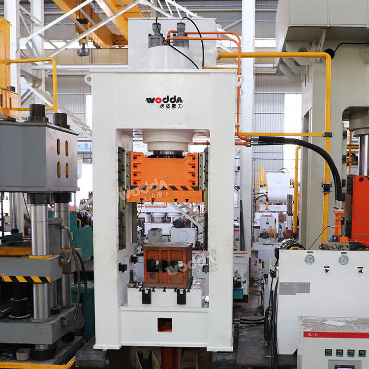 400吨框架式液压机.jpg 400吨框架式液压机.jpg