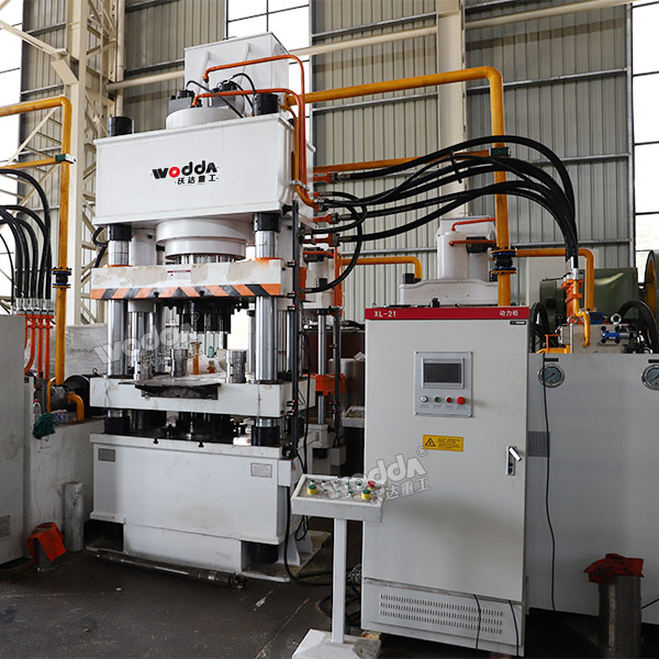 500吨四柱液压机压制木屑车间试机.jpg 500吨四柱液压机压制木屑车间试机.jpg