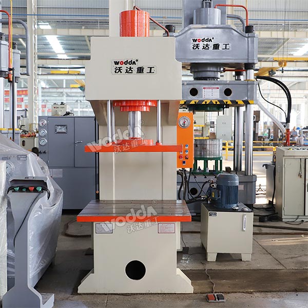 100吨单柱液压机(压板式) 100吨单柱液压机(压板式)