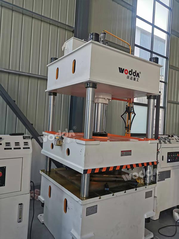 100吨四柱液压机调试现场 100吨四柱液压机调试现场