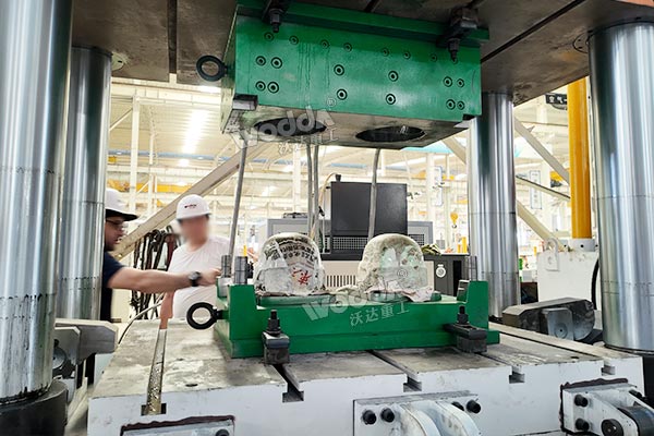 开模(玻璃钢头盔模压成型) 开模(玻璃钢头盔模压成型)