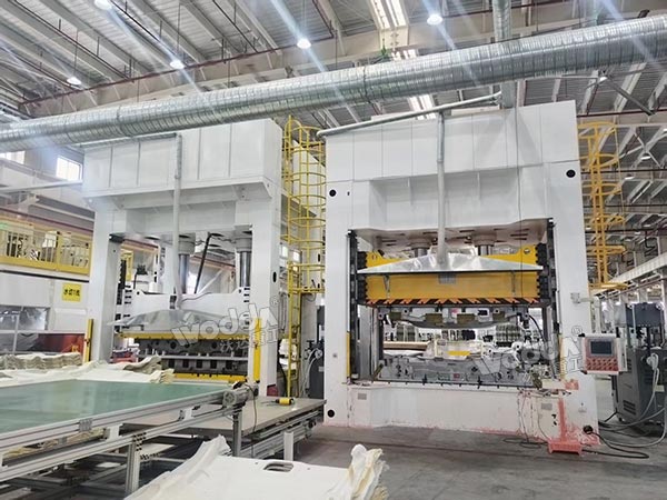 2台汽车内饰件成型液压机 2台汽车内饰件成型液压机