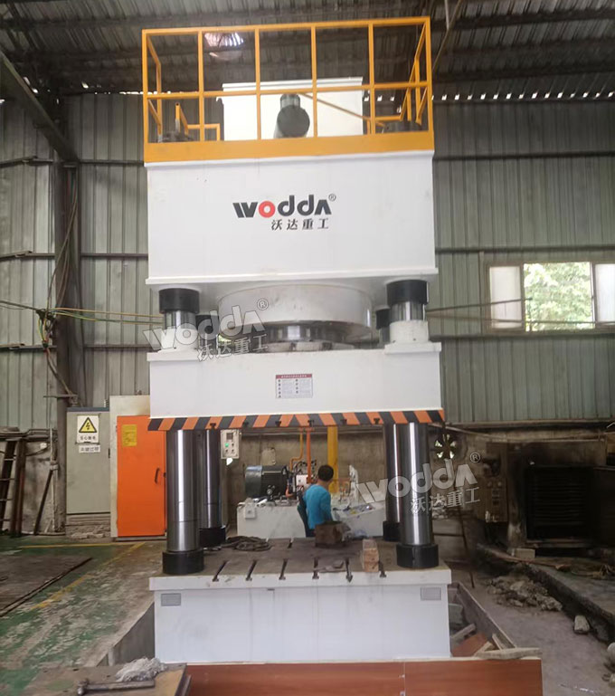 1600吨四柱液压机.jpg 1600吨四柱液压机.jpg