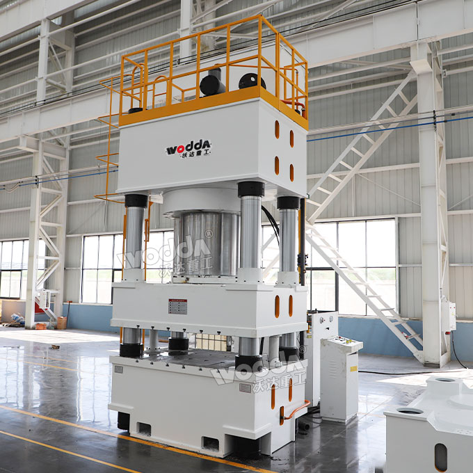 1600吨三梁四柱液压机.jpg 1600吨三梁四柱液压机.jpg