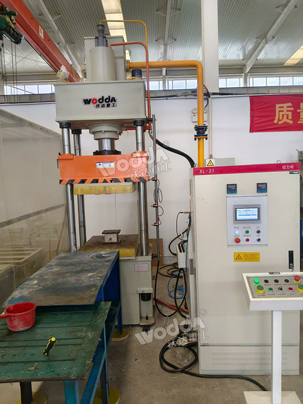 100吨四柱液压机 100吨四柱液压机