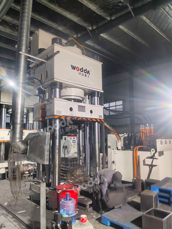 500吨石墨匣钵液压机现场.jpg 500吨石墨匣钵液压机现场.jpg