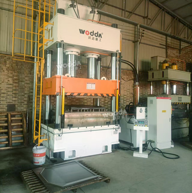 400吨汽车配件成型液压机.jpg 400吨汽车配件成型液压机.jpg