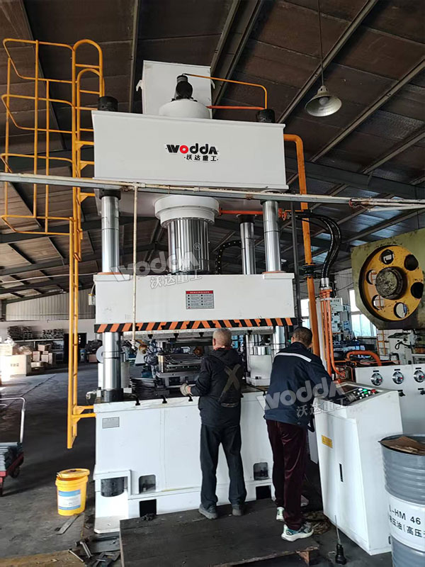 500吨汽车配件成型液压机.jpg 500吨汽车配件成型液压机.jpg