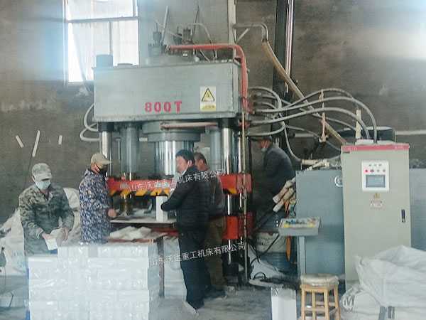 800吨牛羊舔砖液压机现场 800吨牛羊舔砖液压机现场