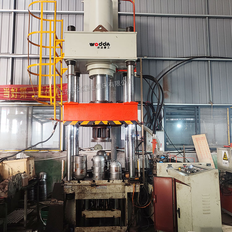 315吨不锈钢内胆拉伸液压机现场 315吨不锈钢内胆拉伸液压机现场