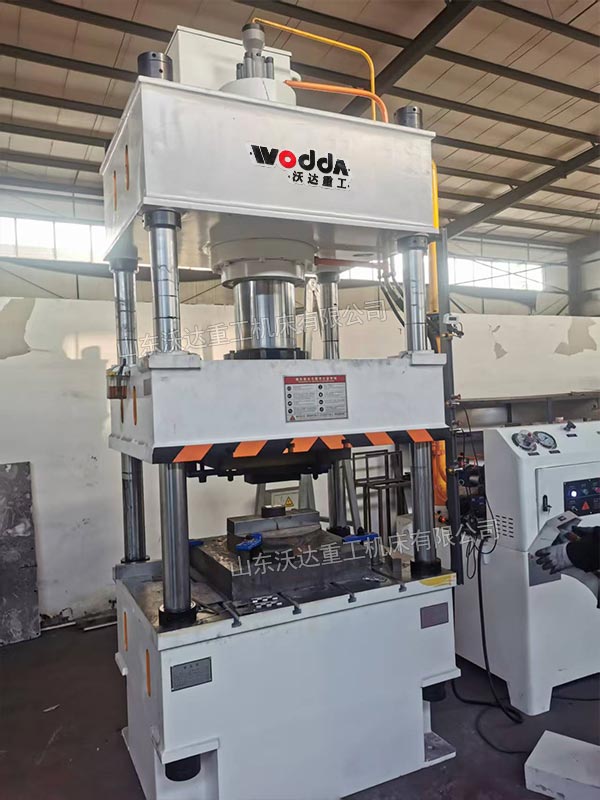 200吨四柱液压机试机 200吨四柱液压机试机